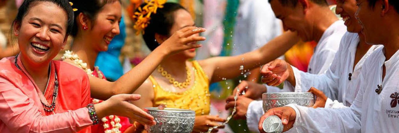 Feiernde Menschen beim Songkran-Fest, der traditionellen thailändischen Neujahrsfeier