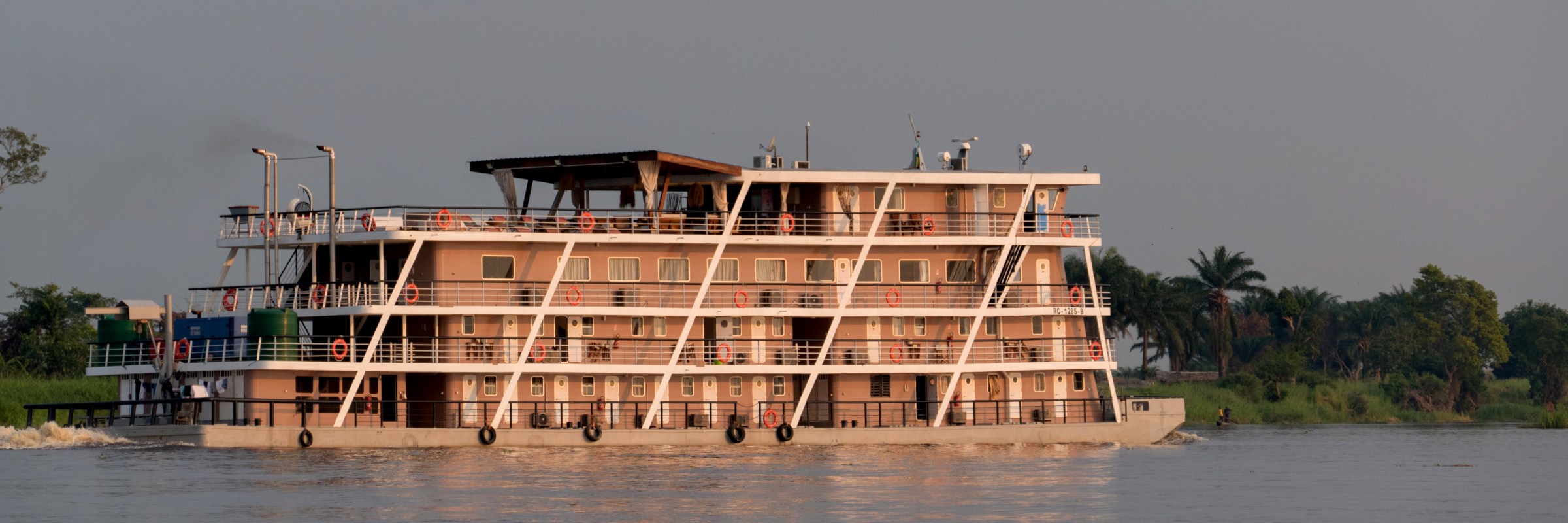 Flusskreuzfahrtschiff MS Princesse Ngalessa auf Expeditionsreise in der Republik Kongo