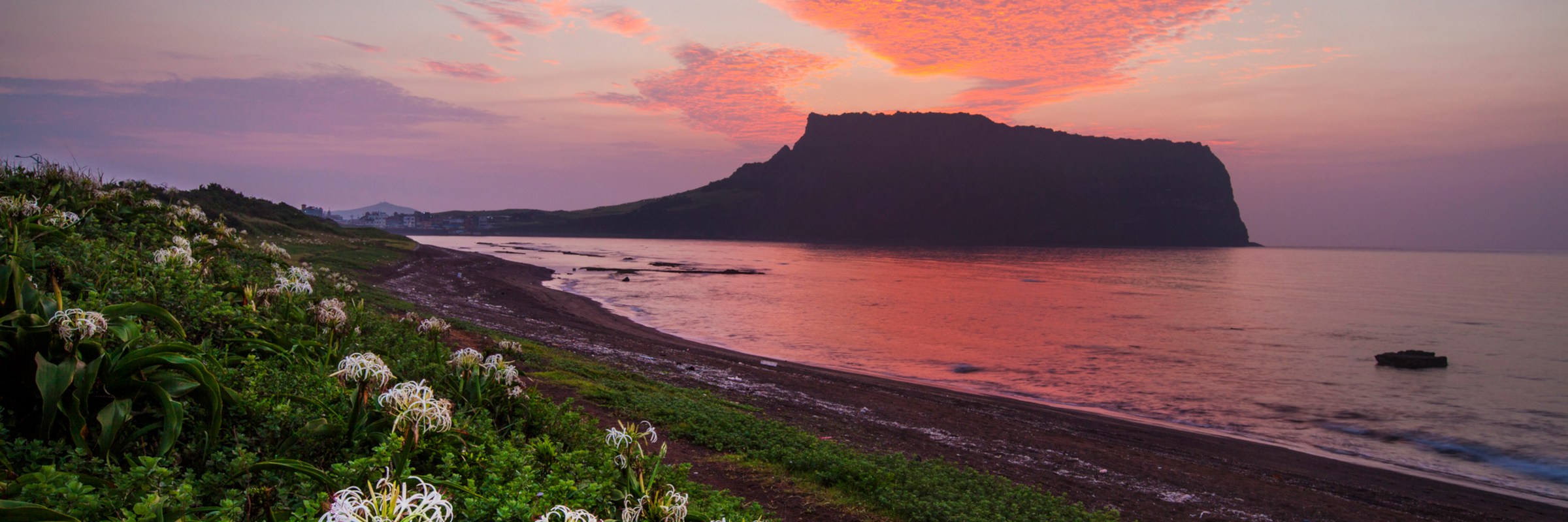 Blick vom Gwangchigi Beach auf den Vulkankrater Seongsan Ilchulbong auf der koreanischen Insel Jeju