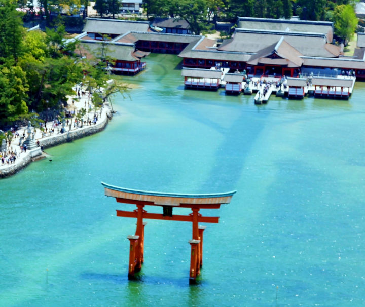 Miyajima ist eine heilige Insel in Hiroshima, bekannt für den ikonischen Itsukushima-Schrein und das schwimmende Torii.