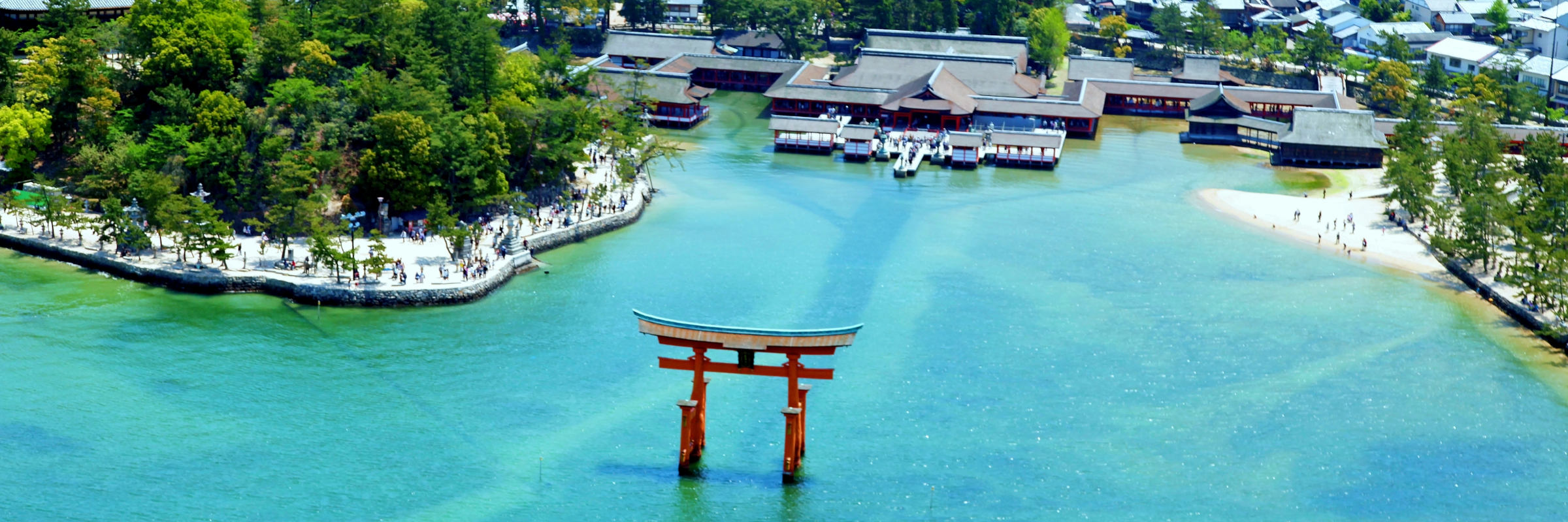 Miyajima ist eine heilige Insel in Hiroshima, bekannt für den ikonischen Itsukushima-Schrein und das schwimmende Torii.