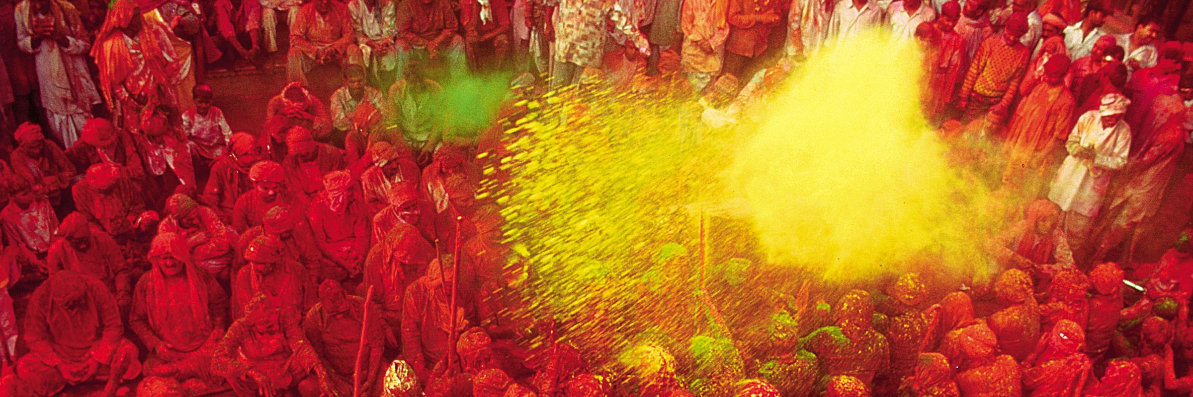 Hinduistisches Frühlingsfest Holi-Festival mit den symbolisch bedeutenden Farben Rot und Gelb