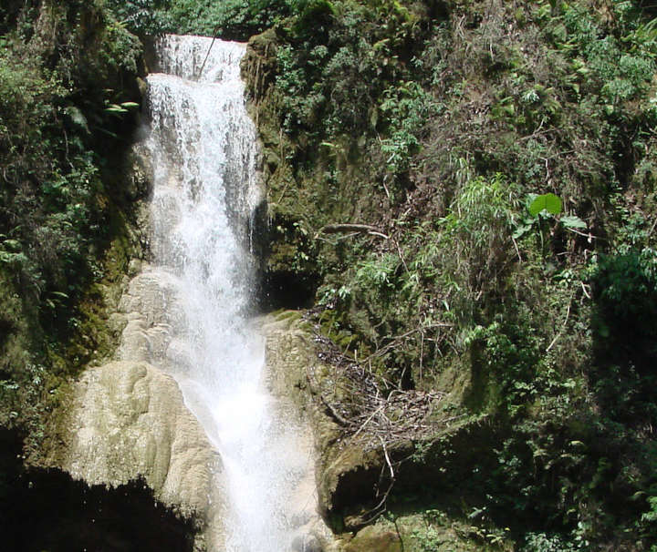 Der Kuang-Si-Wasserfall ist etwa 30 km von Luang Prabang entfernt gelegen und ein beliebtes Ziel für Tagesausflüge.