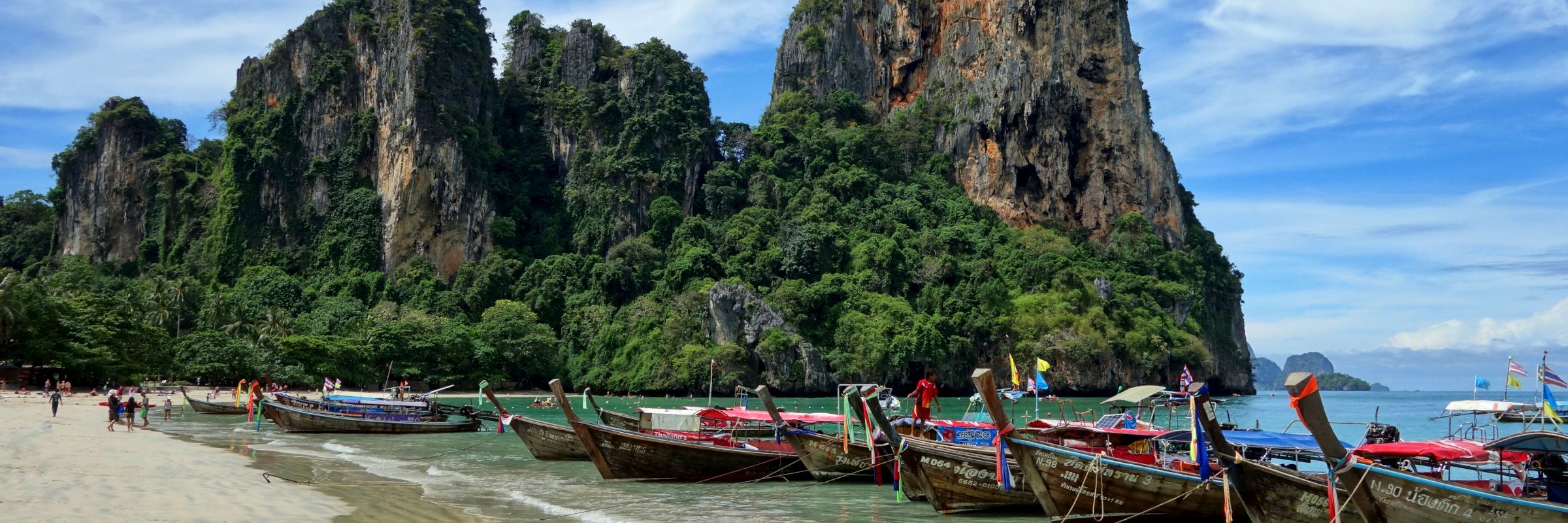 Longtailboote am Strand der Halbinsel Railay