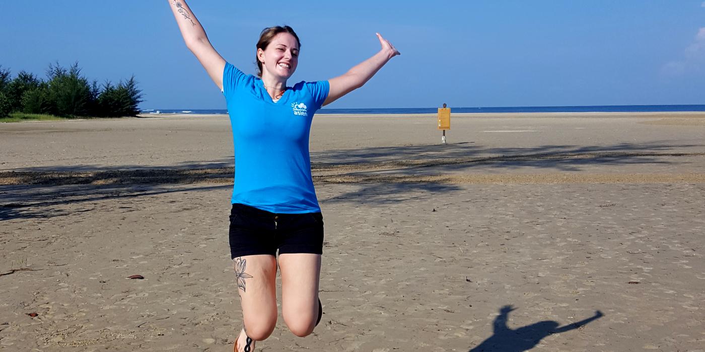 Reiseexpertin Rebecca Hof am Strand auf Rawa Island