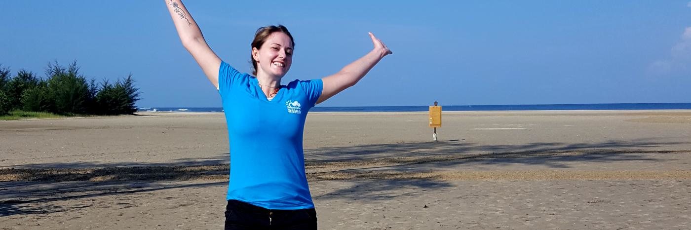 Reiseexpertin Rebecca Hof am Strand auf Rawa Island