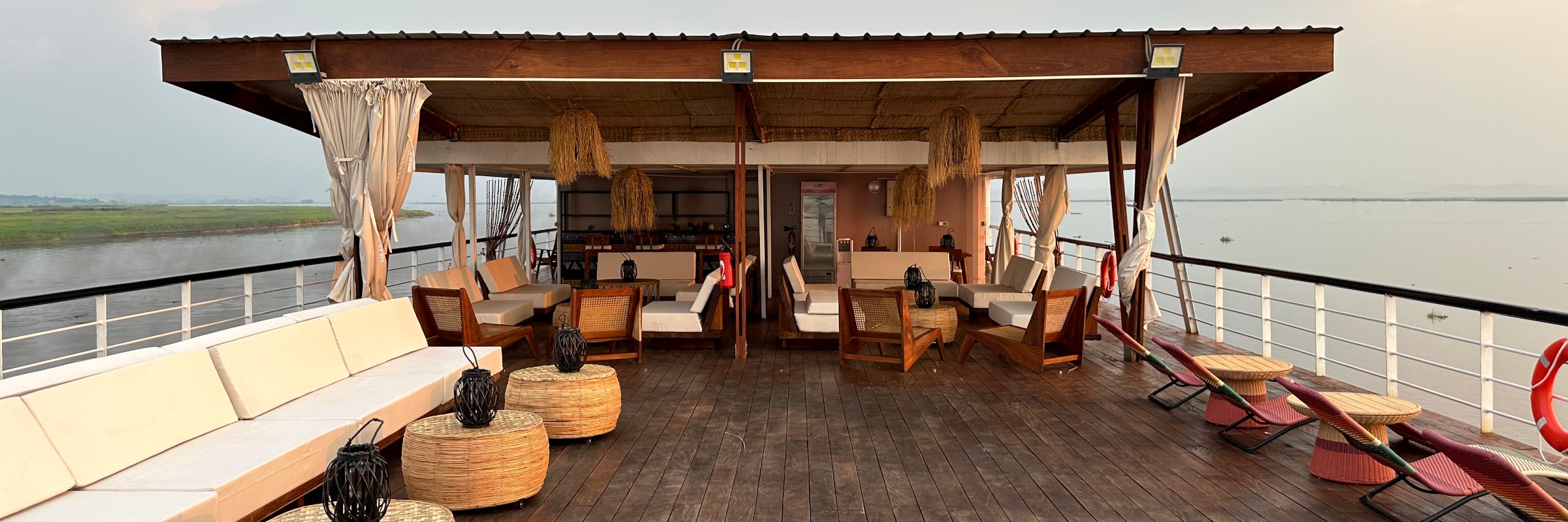 Sonnendeck auf dem Flusskreuzfahrtschiff MS Princesse Ngalessa