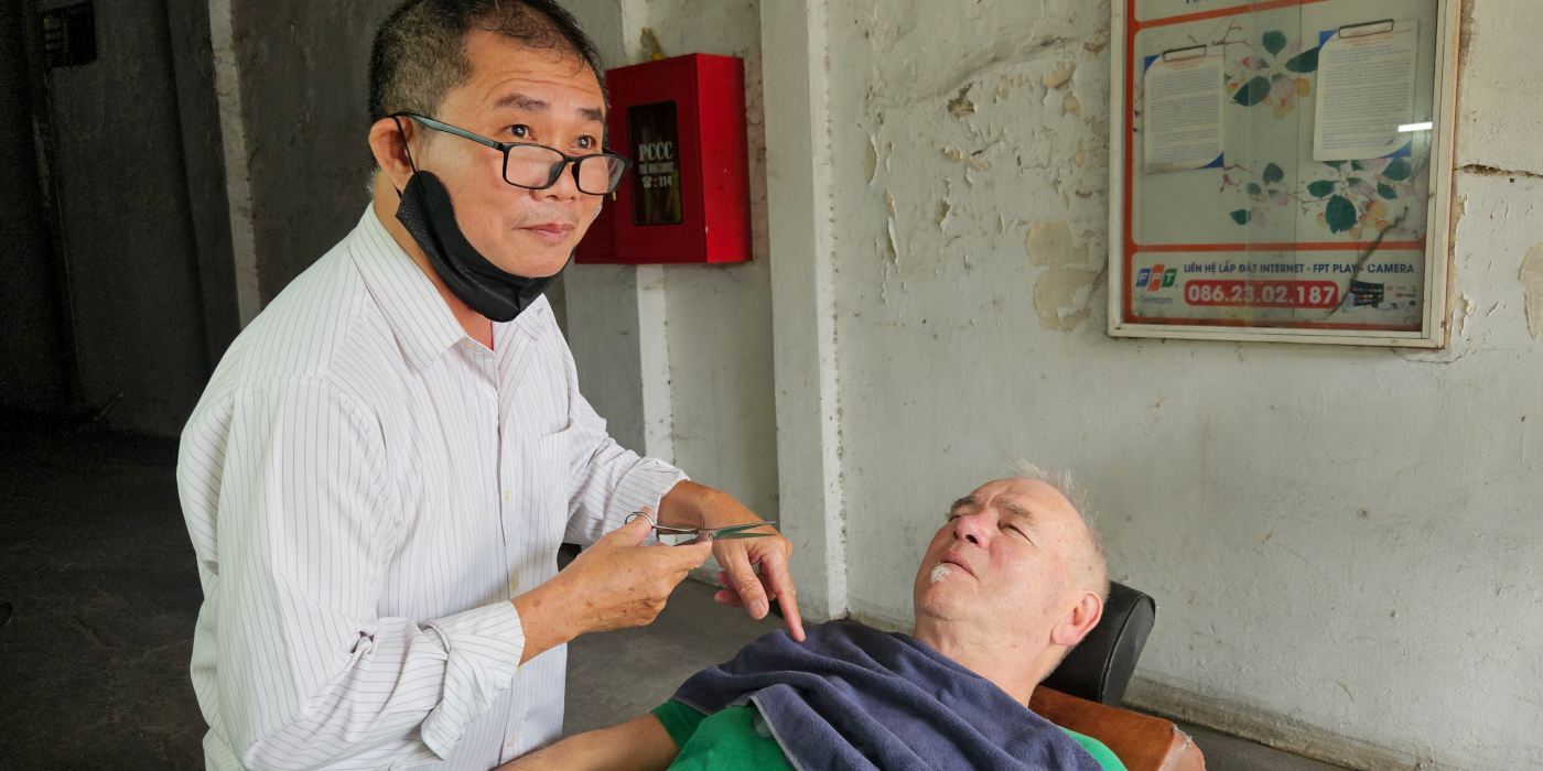 Leander Gerlach beim Straßenfriseur in Saigon