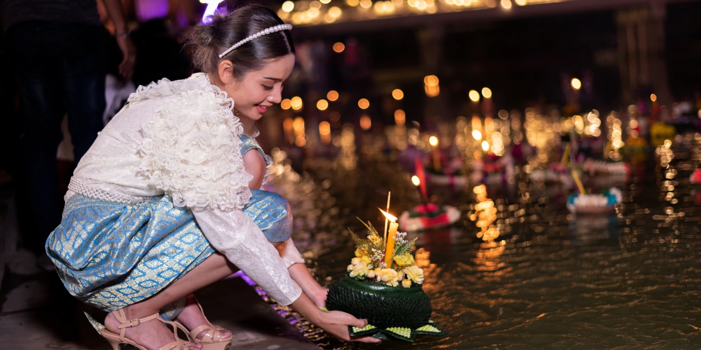 Thailändische Frau in traditionellem Kostüm