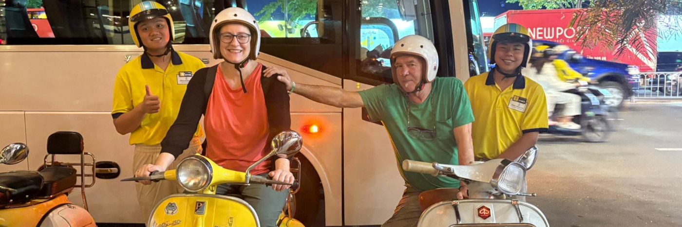 Sandra Pientka und Leander Gerlach auf nächtlicher Vespa-Tour