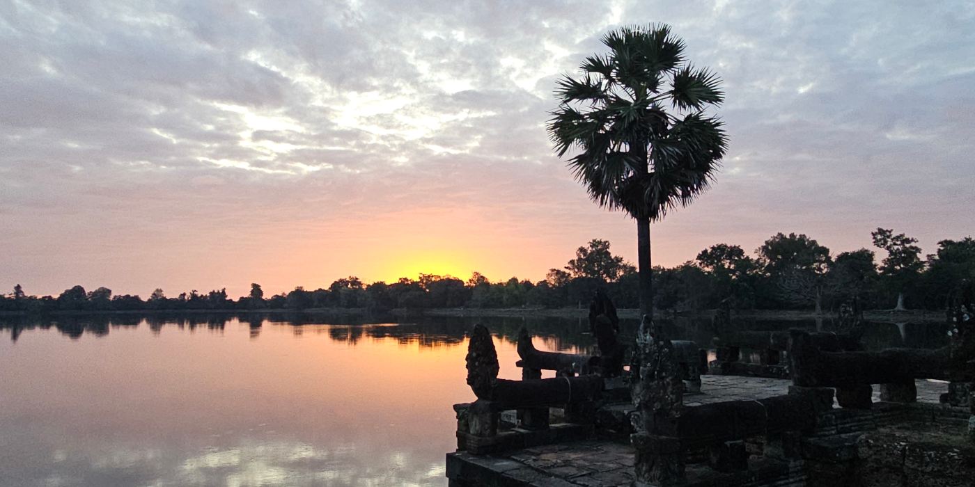 Sonnenaufgang nahe der Tempelanlage Angkor Wat