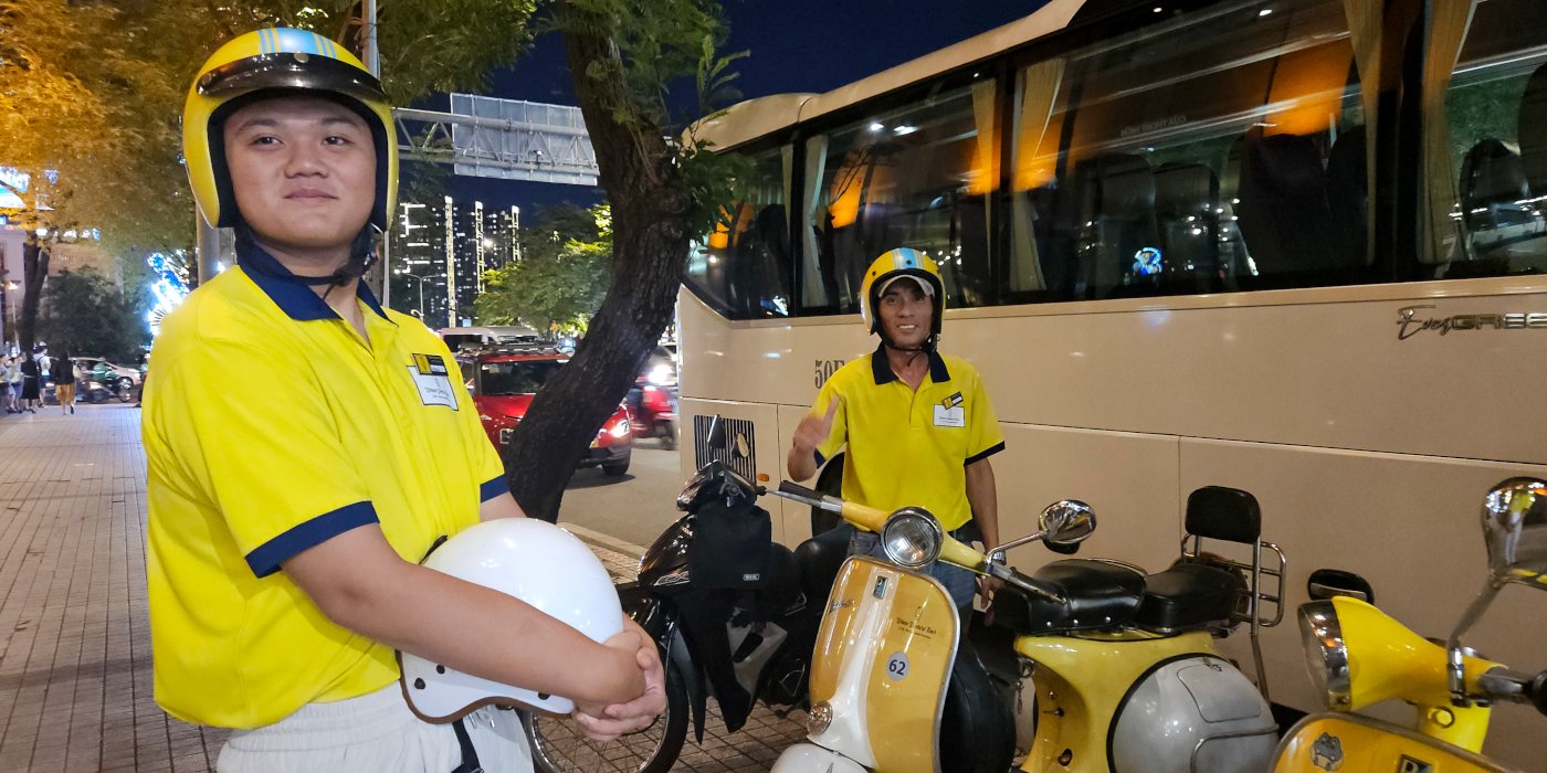 Stadt- und Nachtleben von Saigon auf Vintage-Rollern erkunden