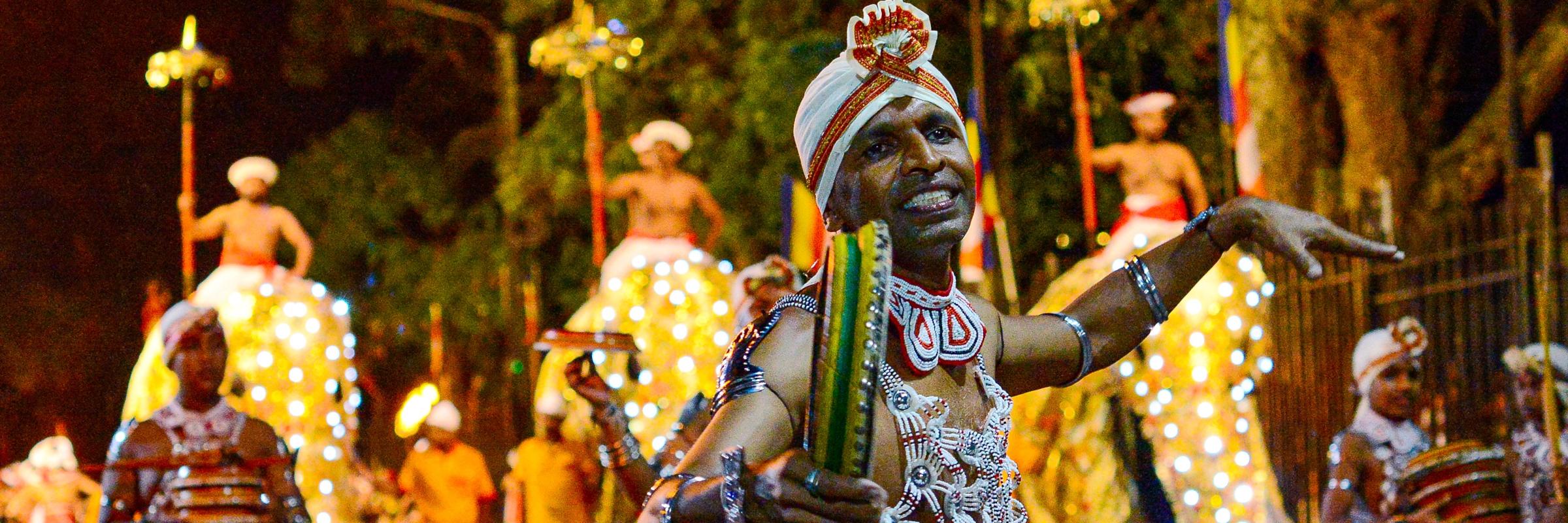 Tänzer in aufwendigen Kostümen beim Festival Kandy Esala Perahera in Sri Lanka