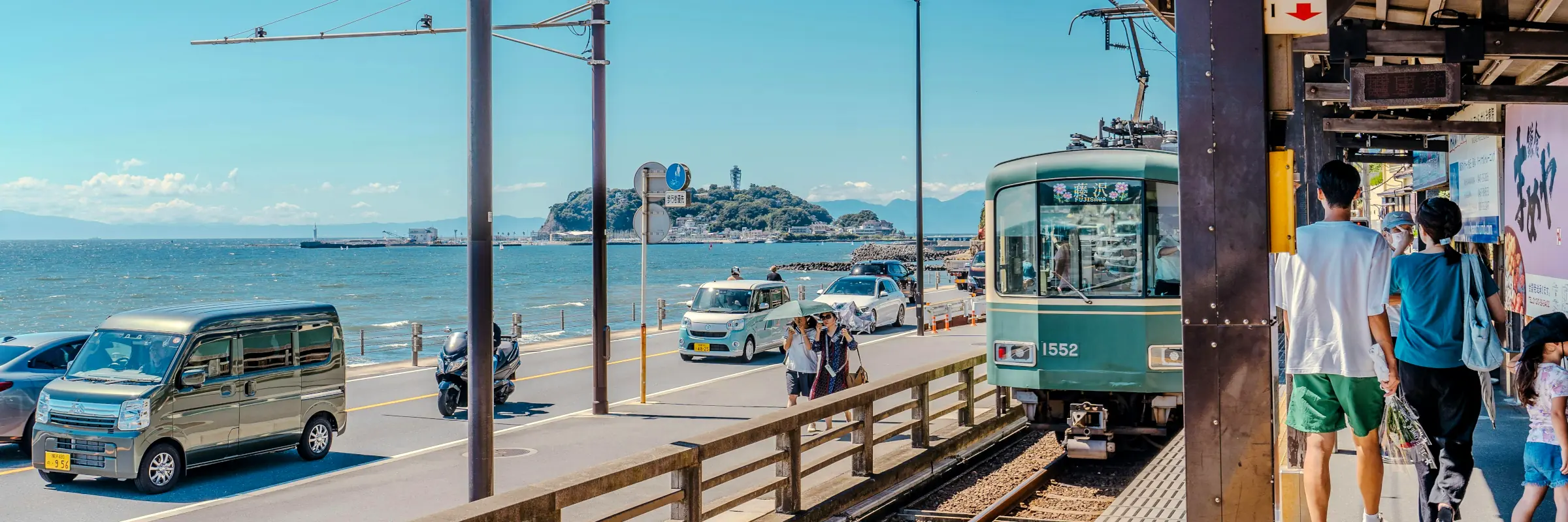Bahnhof nahe einer Küstenstraße im japanischen Kamakura