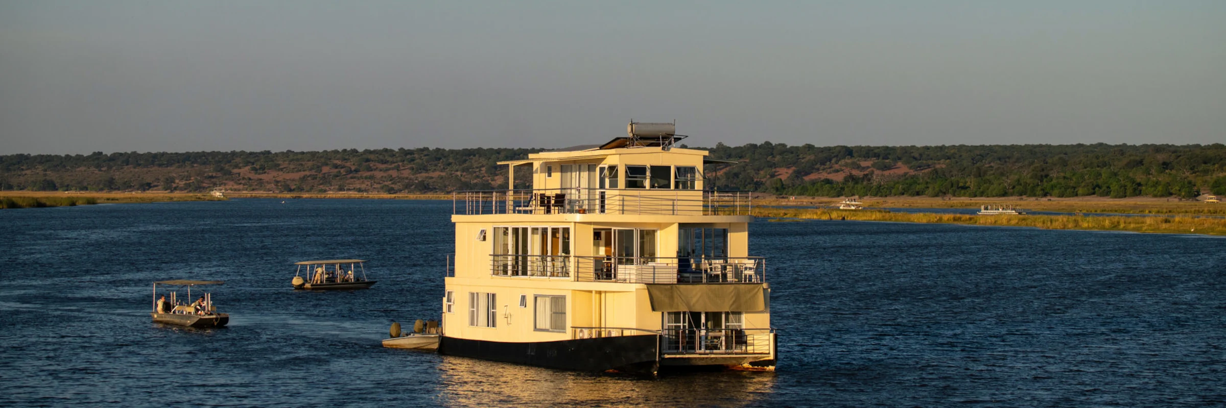 Chobe River Flusskreuzfahrt: Das dreistöckige Hausboot Chobe Princess fährt in der Abendsonne durch Botswana.
