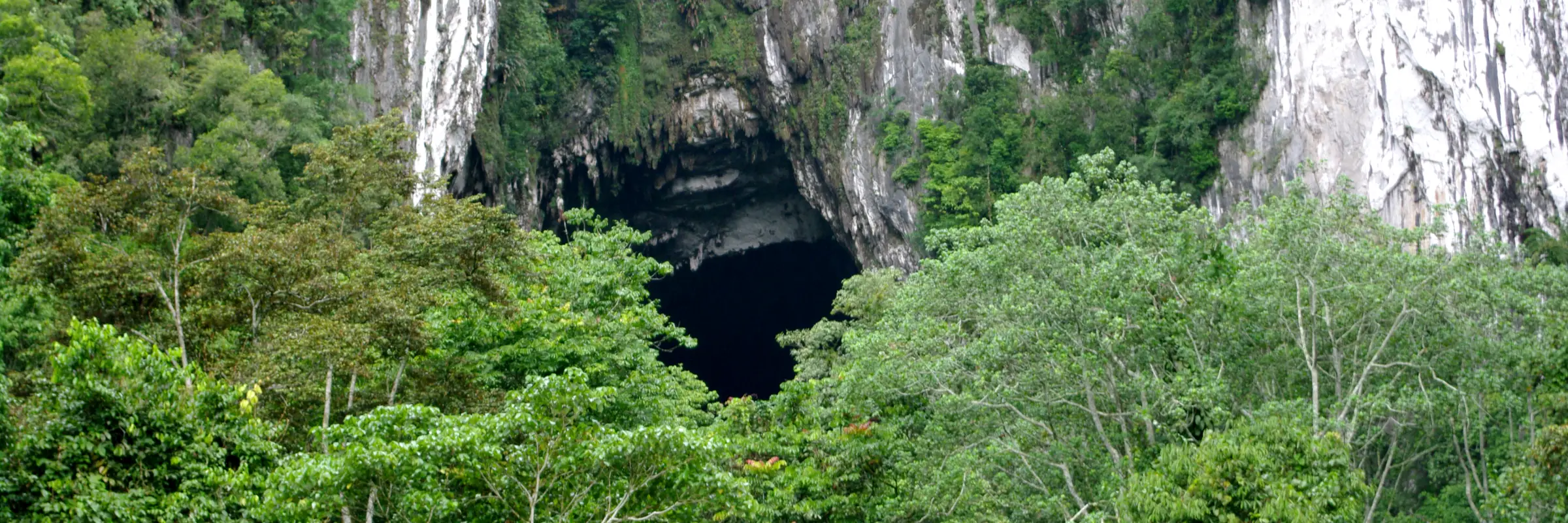 Eingang zur Deer Cave im Gunung Mulu Nationalpark in Sarawak auf der Insel Borneo in Malaysia