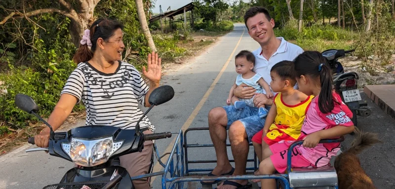 Marco beim herzlichen Treffen mit seiner thailändischen Verwandtschaft: Authentische Einblicke in das Familienleben und Reisen mit Kindern in Thailand.