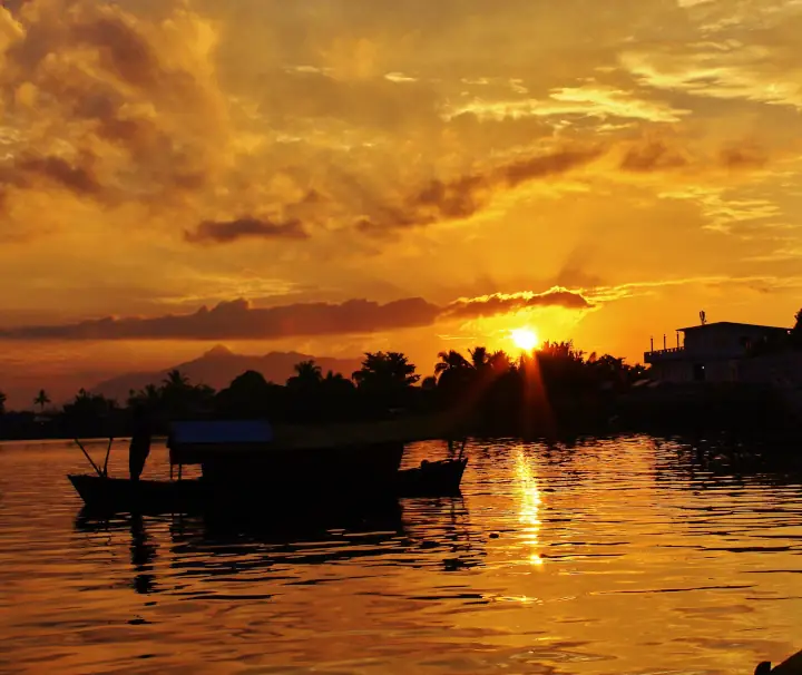Sonnenuntergang am Sarawak-Fluss in Kuching im malaysischen Bundesstaat Sarawak auf der Insel Borneo