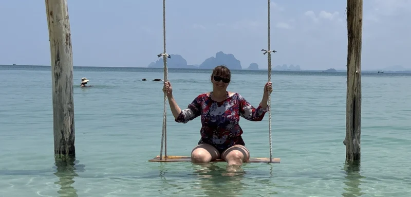 Reiseexpertin Ramona auf einer Wasserschaukel am Traumstrand auf Koh Mook während ihrer Thailand-Reise.