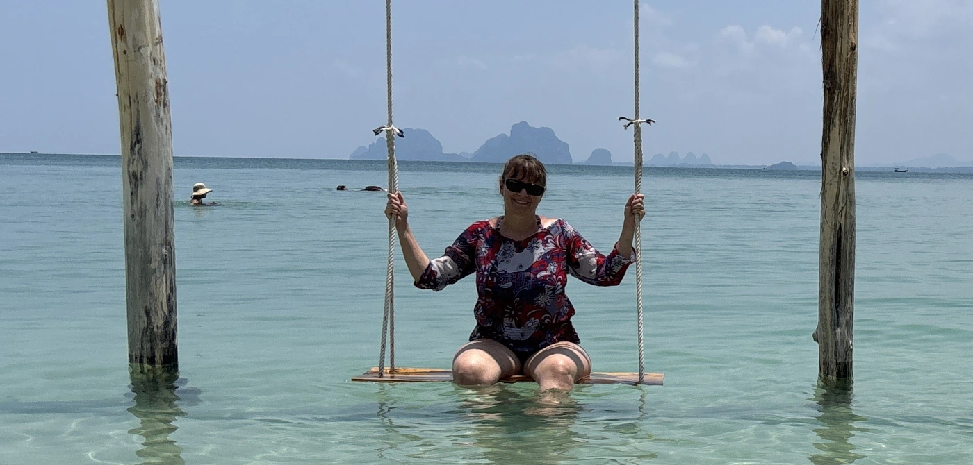 Reiseexpertin Ramona auf einer Wasserschaukel am Traumstrand auf Koh Mook während ihrer Thailand-Reise.