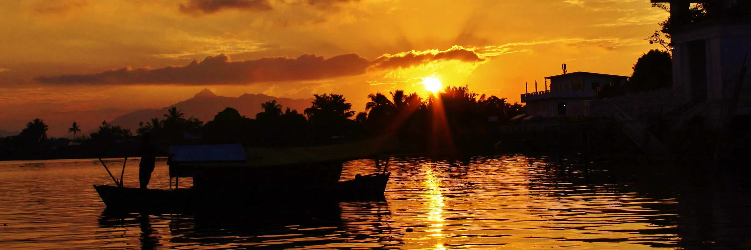 Sonnenuntergang am Sarawak-Fluss in Kuching im malaysischen Bundesstaat Sarawak auf der Insel Borneo