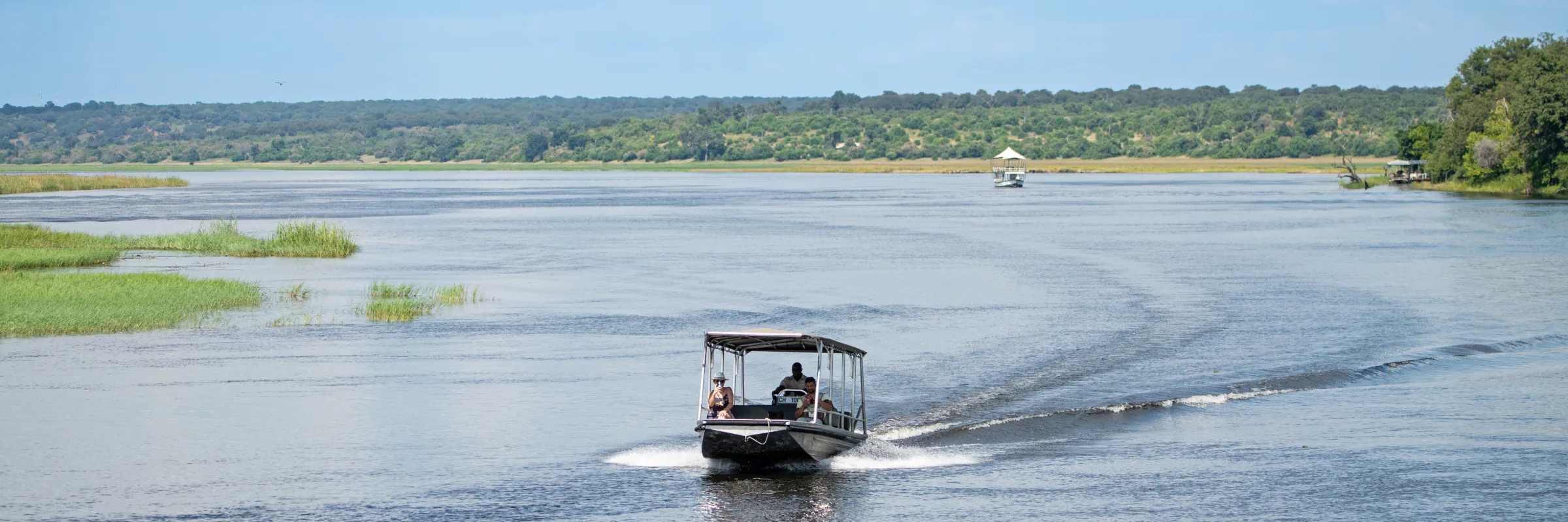 Ein überdachtes Tender-Boot bringt Safari-Gäste auf dem Chobe-Fluss zu Ausflügen in die Natur.