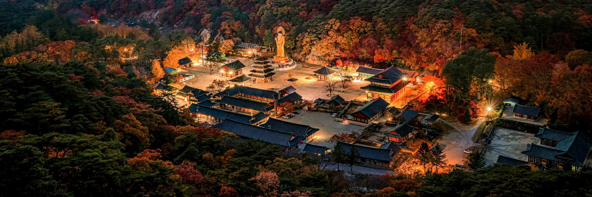 Illuminierte Tempelanlage Beopjusa in den herbstlichen Wäldern des Songnisan-Nationalparks in Korea