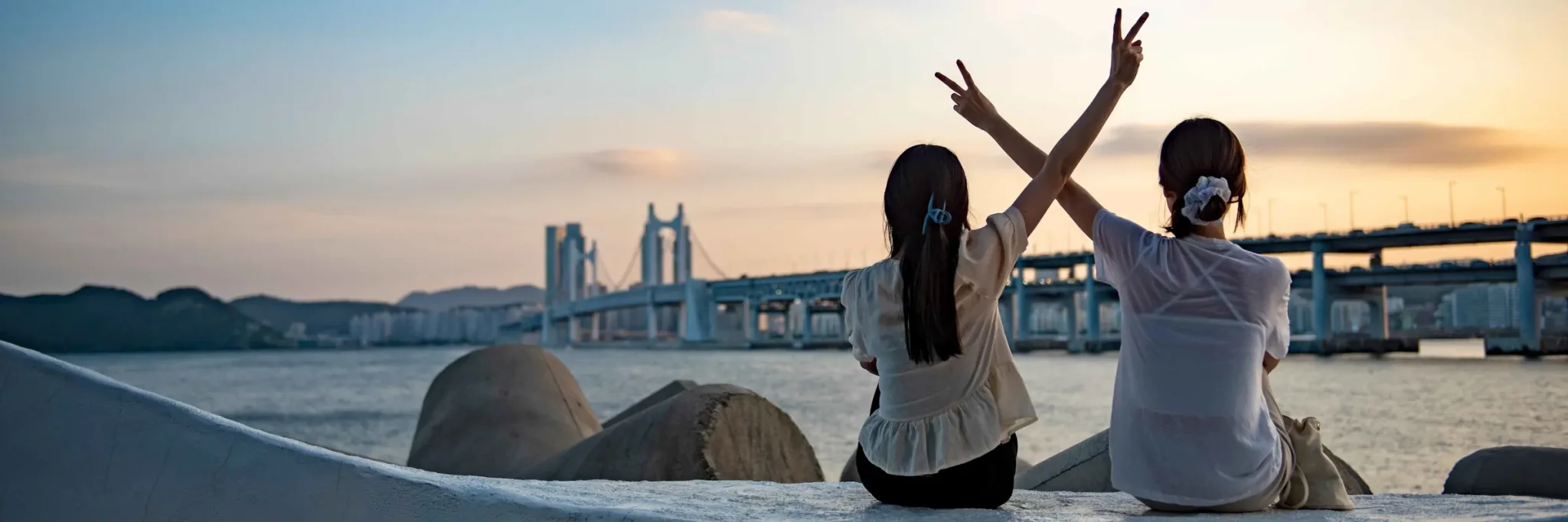 Blick vom Gwangalli Beach auf die berühmte Gwangan-Brücke in der koreanischen Hafenstadt Busan