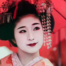Junge Maiko in historischem Gewand in den Straßen des japanischen Kyoto