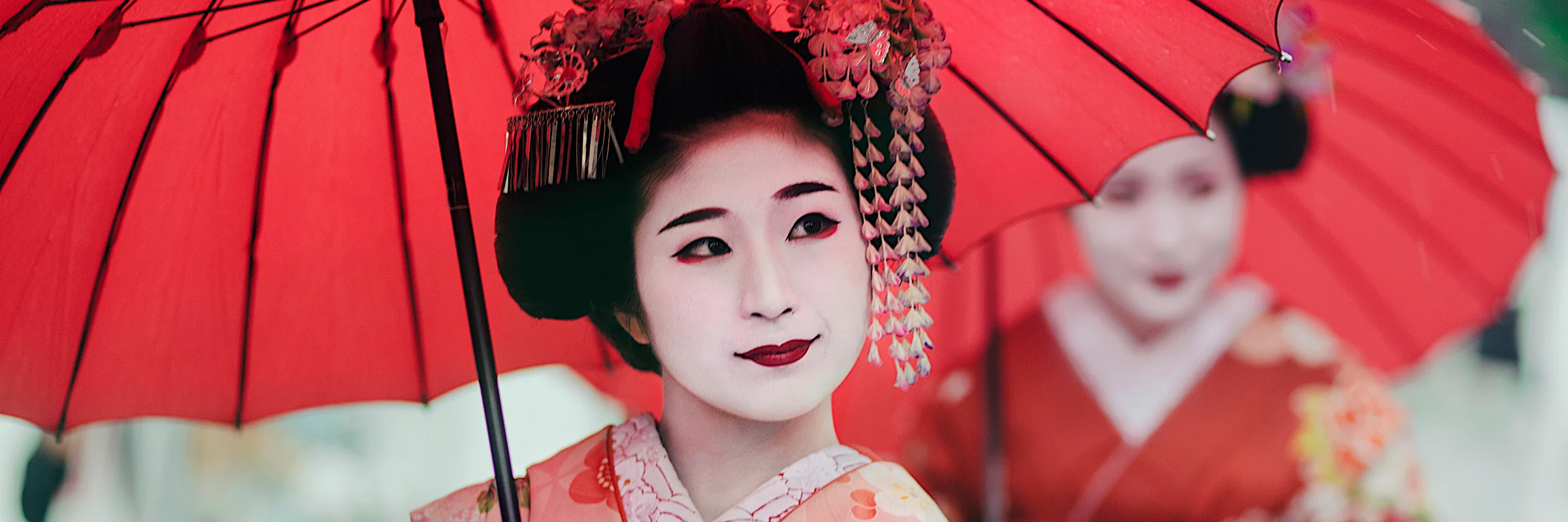 Junge Maiko in historischem Gewand in den Straßen des japanischen Kyoto