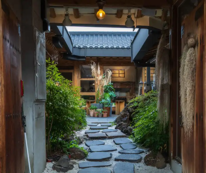 Eingang zu einem Hanok-Café im historischen Viertel Ikseondong in der südkoreanischen Hauptstadt Seoul