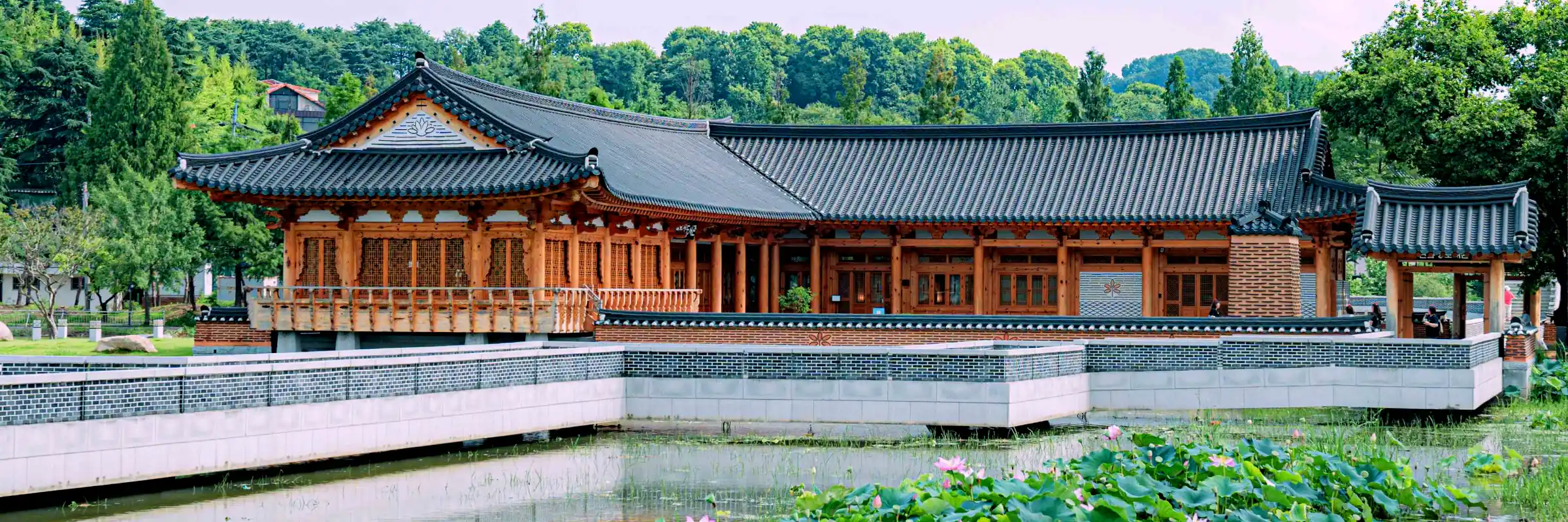 Yeonhwajeong-Bibliothek im Deokjin-Park im koreanischen Jeonju
