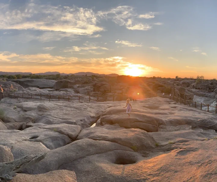 Panorama der zerklüfteten Felslandschaft im Augrabies Falls Nationalpark bei Sonnenuntergang
