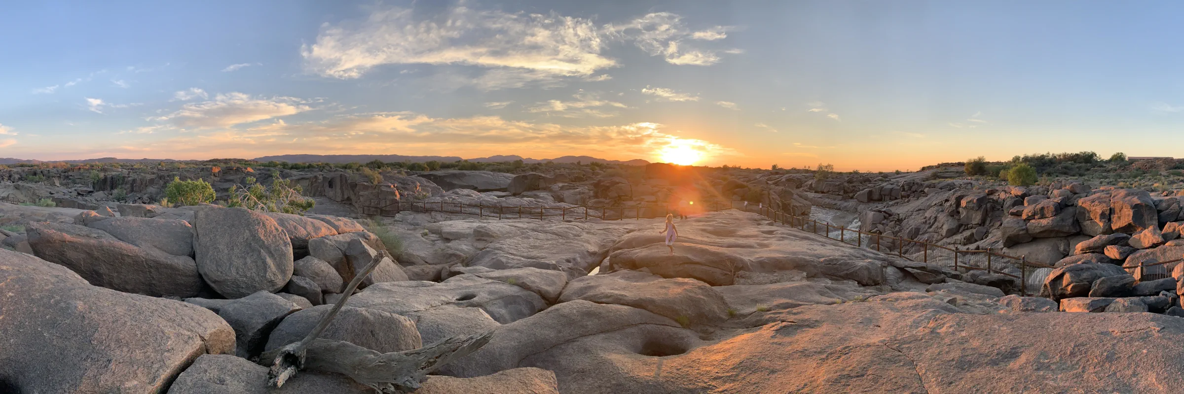 Panorama der zerklüfteten Felslandschaft im Augrabies Falls Nationalpark bei Sonnenuntergang