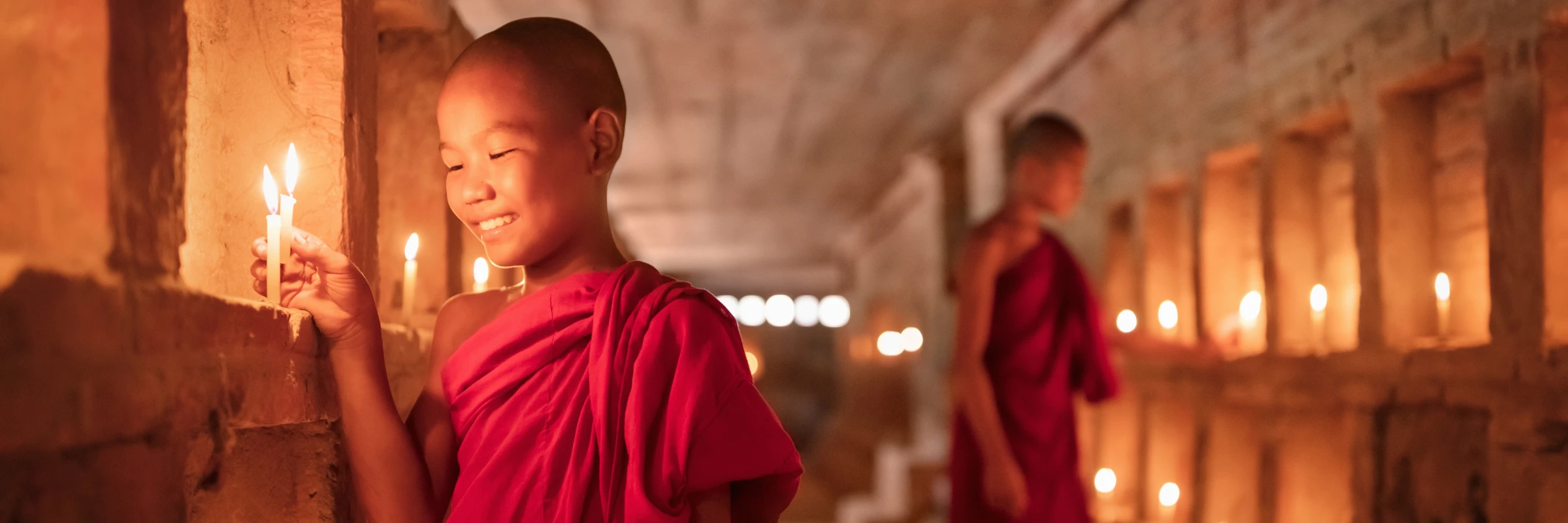 Buddhistische Novizen in einer Tempelgruft
