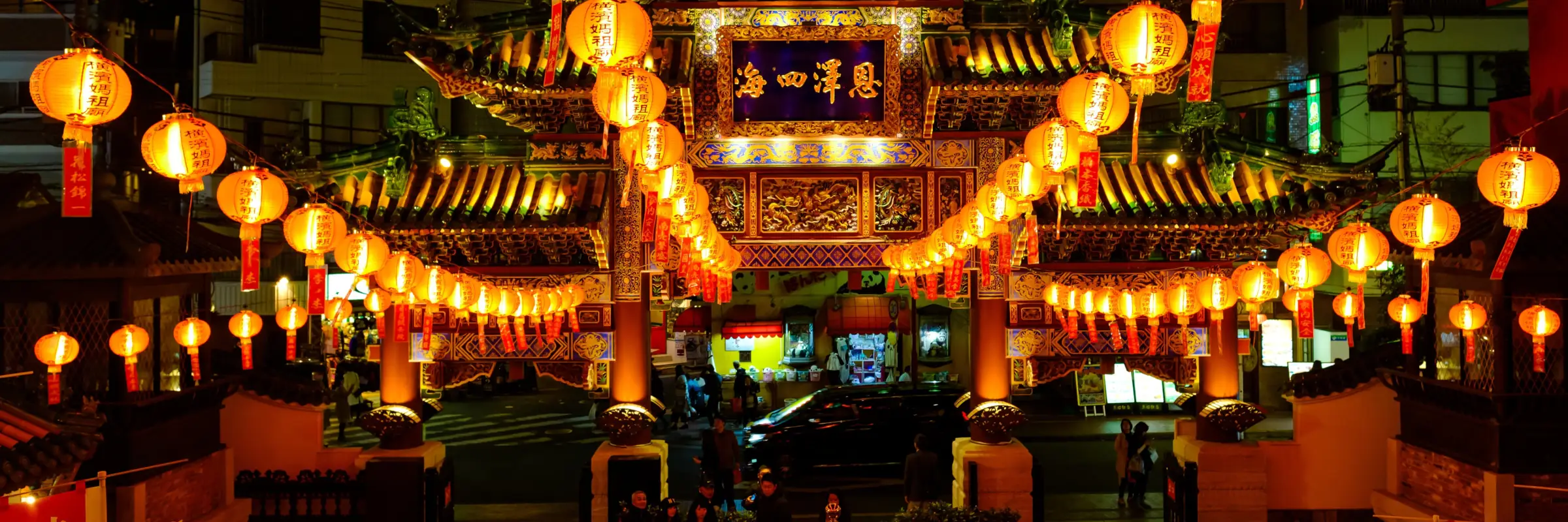 Bei Nacht beleuchtetes Eingangstor des Yokohama Mazu Miao Tempel inmitten von Yokohama Chinatown in Japan