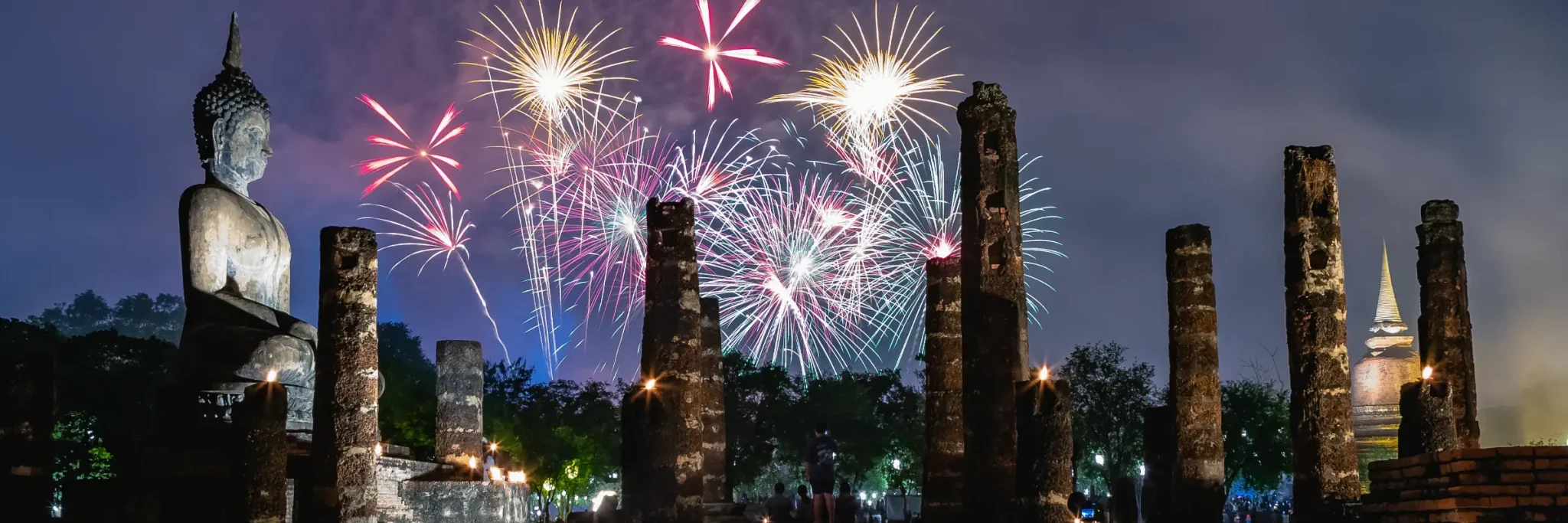 Feuerwerk während des Loy Krathong Festivals im Sukhothai Historical Park in Thailand