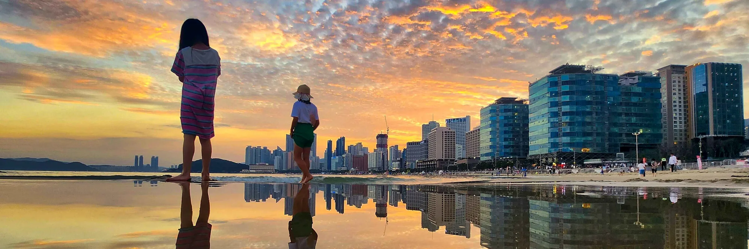 Haeundae Beach in der koreanischen Metropole Busan während des Sonnenuntergangs