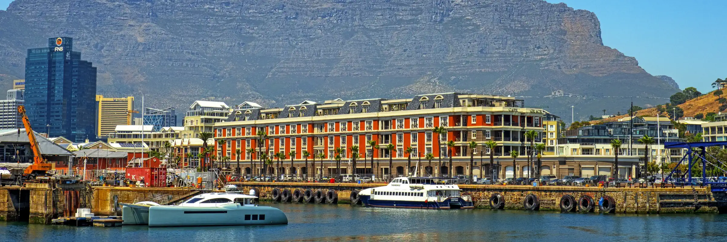 V&A Waterfront Hafenbecken in Kapstadt mit Yachten und dem Tafelberg im Hintergrund