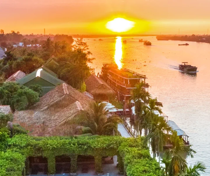 Panorama-Luftaufnahme der Mekong Lodge am Flussufer im Mekong-Delta bei Sonnenuntergang