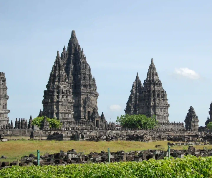 Panoramaaufnahme der historischen Hindu-Tempelanlage Prambanan mit ihren spitz zulaufenden Steintürmen bei Yogyakarta auf Java, Indonesien.