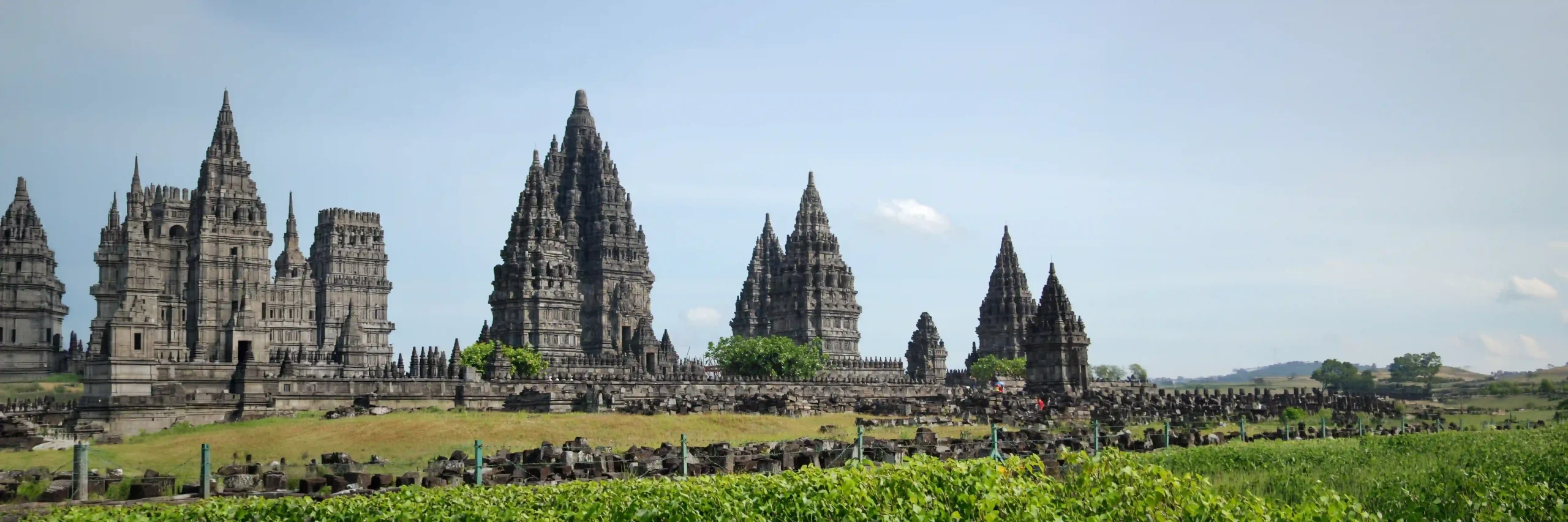 Panoramaaufnahme der historischen Hindu-Tempelanlage Prambanan mit ihren spitz zulaufenden Steintürmen bei Yogyakarta auf Java, Indonesien.