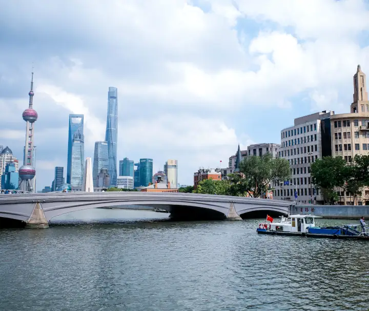 Suzhou-Fluss mit Blick auf die berühmte Skyline des Finanzbezirks Lujiazui im chinesischen Shanghai