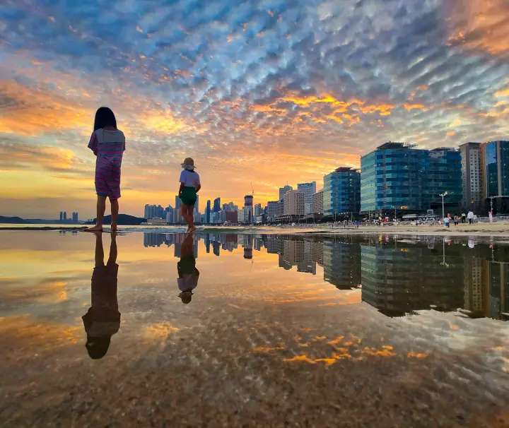 Haeundae Beach in der koreanischen Metropole Busan während des Sonnenuntergangs
