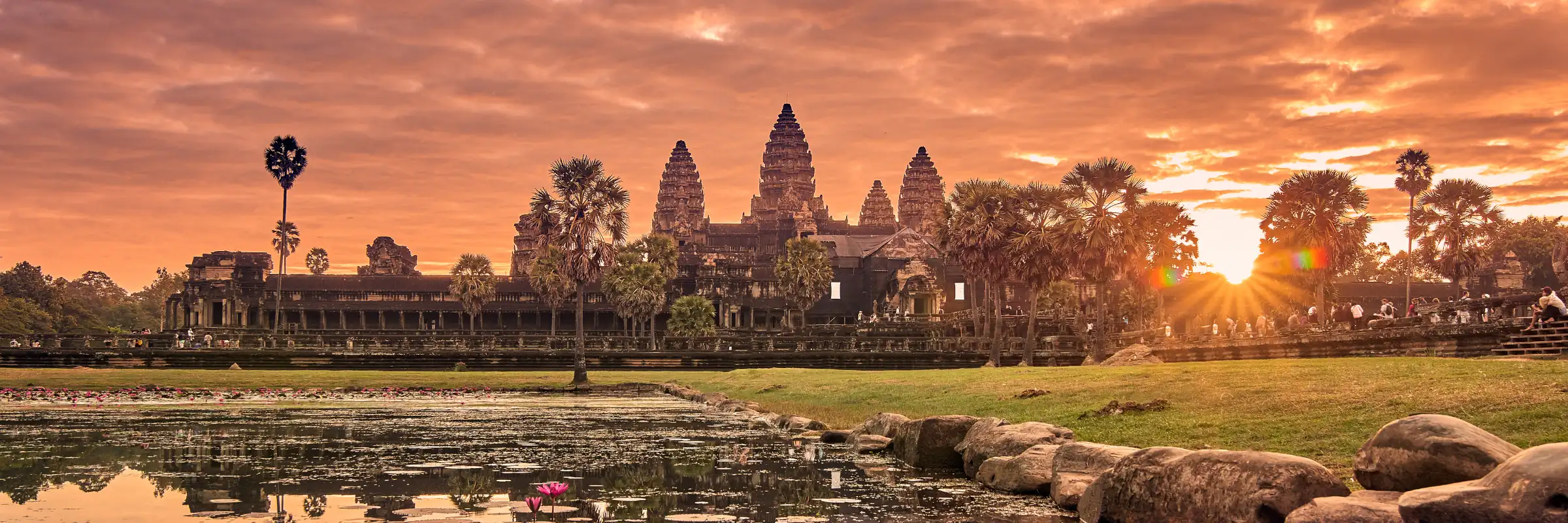 Sonnenaufgang am Tempelkomplex Angkor Wat nahe Siem Reap im Nordwesten von Kambodscha