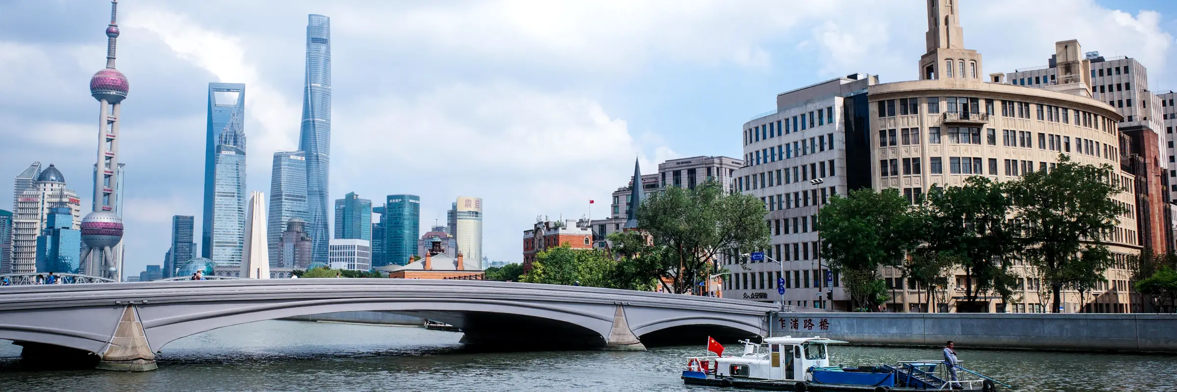 Suzhou-Fluss mit Blick auf die berühmte Skyline des Finanzbezirks Lujiazui im chinesischen Shanghai