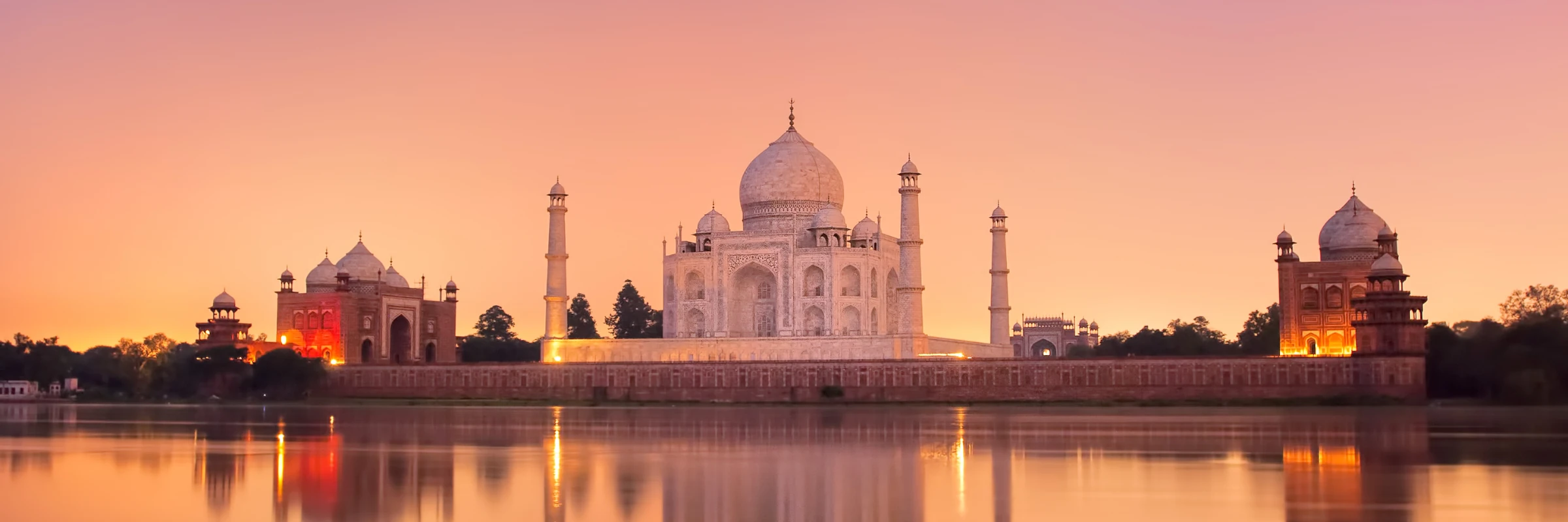 Das weltberühmte Taj Mahal im indischen Agra bei Sonnenuntergang