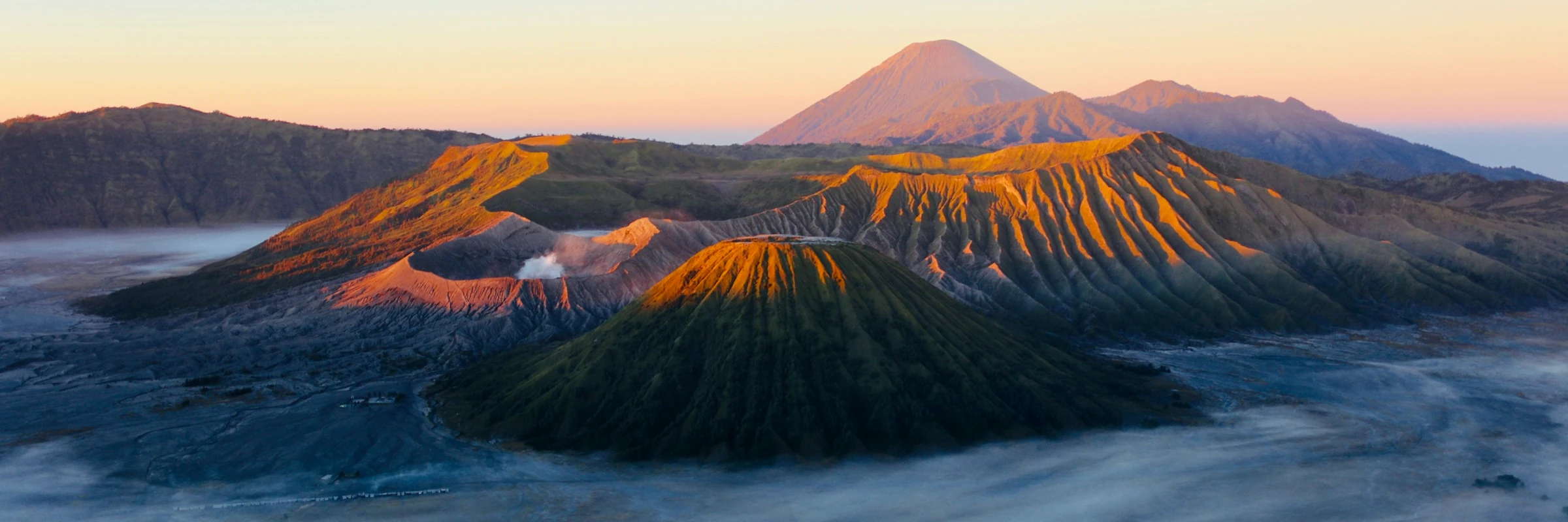 Der Vulkan Mount Bromo im Bromo-Tengger-Semeru-Nationalpark auf der Insel Java in Indonesien