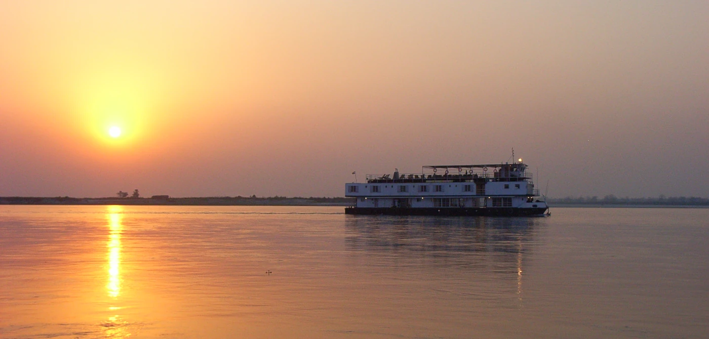 Die ABN Sukapha bei Fahrt auf dem indischen Fluss Brahmaputra während des Sonnenuntergangs