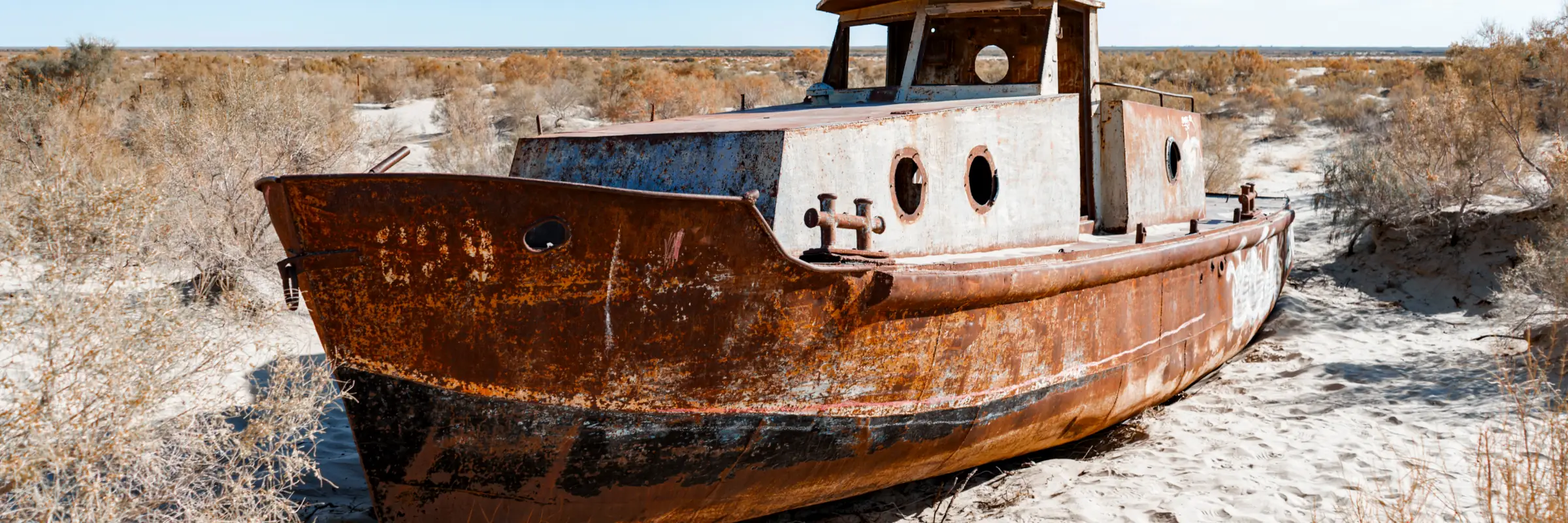 Altes Boot im ausgetrockneten Aralsee nahe der Stadt Moynaq in Usbekistan